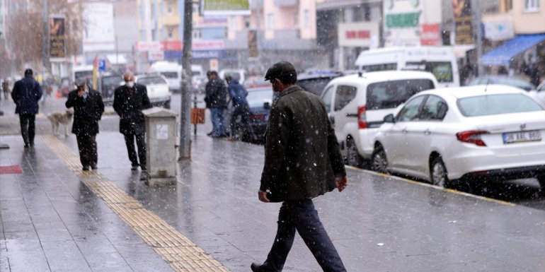 Ardahan ve Kars'ta kar yağışı etkili oluyor