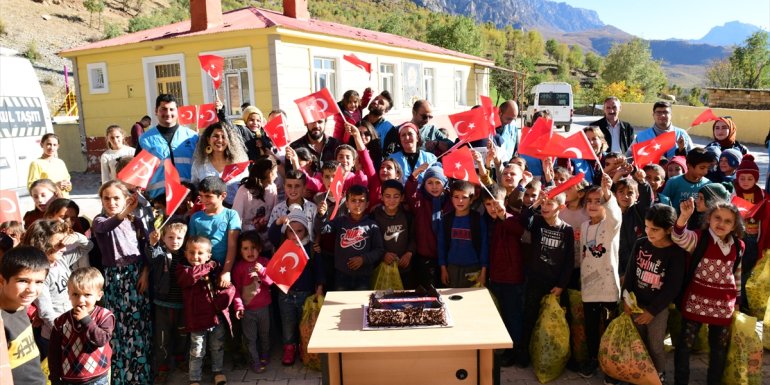 Avusturya Gönüllüleri Derneği'nden Çatak'taki öğrencilere yardım