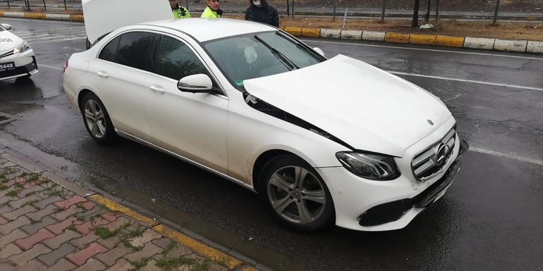 Bingöl'de kaza yapan hamile sürücüyü hastaneye polis yetiştirdi