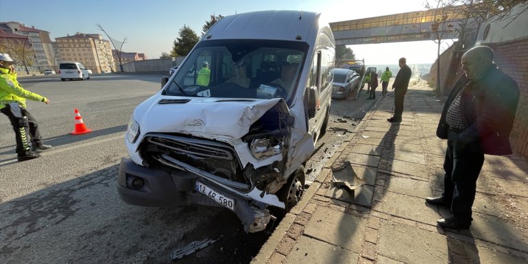 Bingöl'de öğrenci servisi ile otomobilin çarpışması sonucu 3 kişi yaralandı