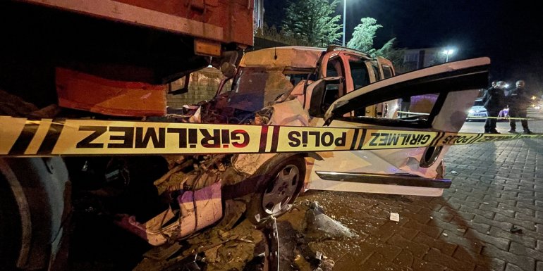 Bingöl'de park halindeki tıra çarpan araç sürücüsü ağır yaralandı