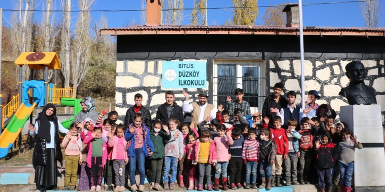 Bitlis Belediyesinin tiyatro ekibi köyleri gezerek çocukları sanatla buluşturuyor1