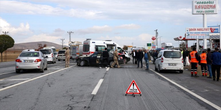 Bitlis'te otomobil ile kamyonetin çarpışması sonucu 2 kişi öldü
