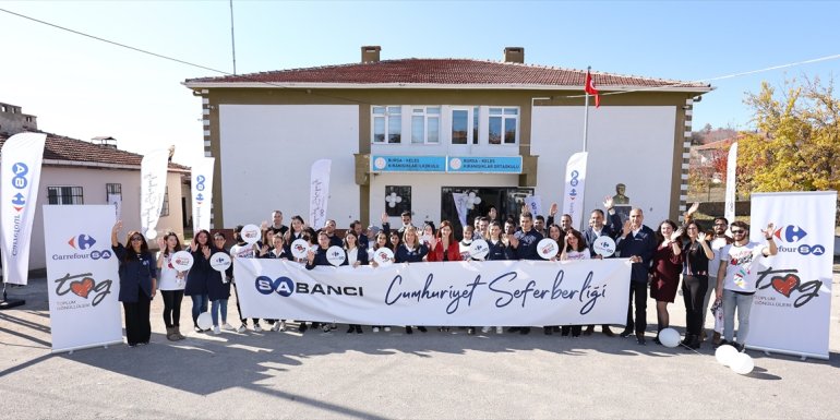 CarrefourSA çalışanlarından ihtiyaç sahibi okula kırtasiye ve bilgisayar desteği