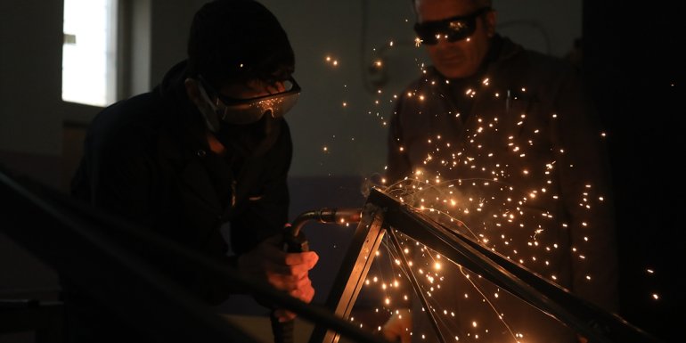 Doğu'da meslek lisesi öğrencileri üretiyor, okullar bir bir kütüphaneye kavuşuyor