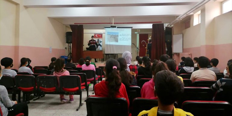 Elazığ'da jandarma öğrencilere eğitim verdi