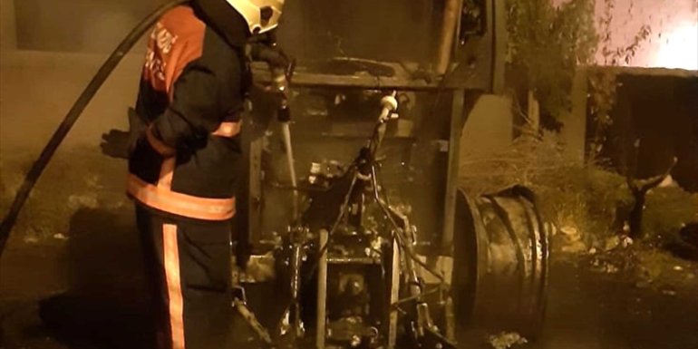 Elazığ'da park halindeki traktörde çıkan yangını itfaiye ekipleri söndürdü