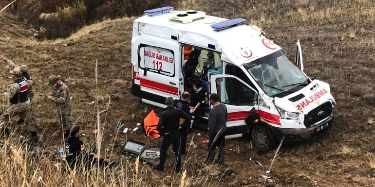ERZİNCAN - Ambulansın devrilmesi sonucu 3 sağlık görevlisi yaralandı1