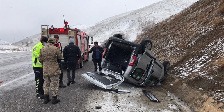 Erzincan'da devrilen hafif ticari araçtaki 4 kişi yaralandı