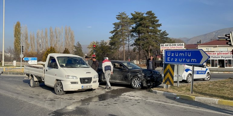 Erzincan'da kamyonet ile otomobil çarpıştı, 5 kişi yaralandı