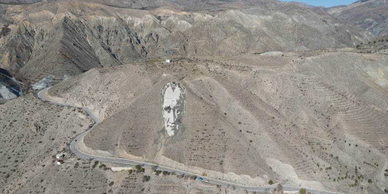 Keşiş Dağları'nda 3 bin askerle yapılan Atatürk portresi 39 yıldır sergileniyor
