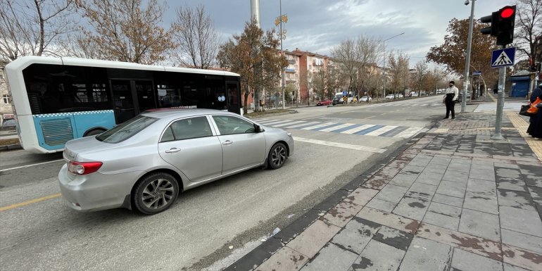Erzurum'da ışık ihlali yapan sürücüler sivil trafik polislerine yakalandı