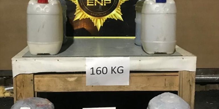 Erzurum'da tırın yakıt deposuna gizlenmiş 160 kilogram sıvı uyuşturucu ele geçirildi