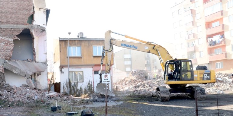 Erzurum'da riskli olduğu için tahliye edilen 7 bina belediye ekiplerince yıkıldı