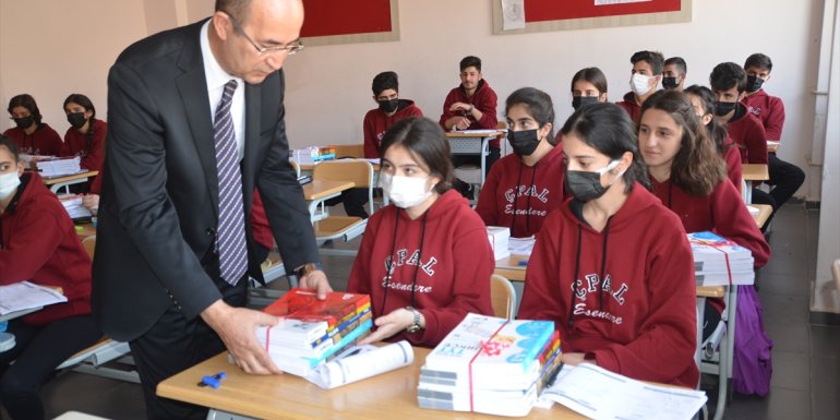 Esendere Belediyesi'nden öğrencilere kitap desteği