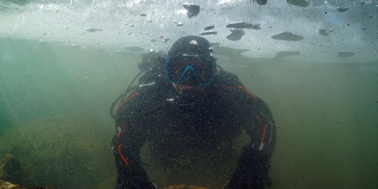 Huzura kavuşan Sat Buzul Gölleri'nde buz altı dalışı yapıldı