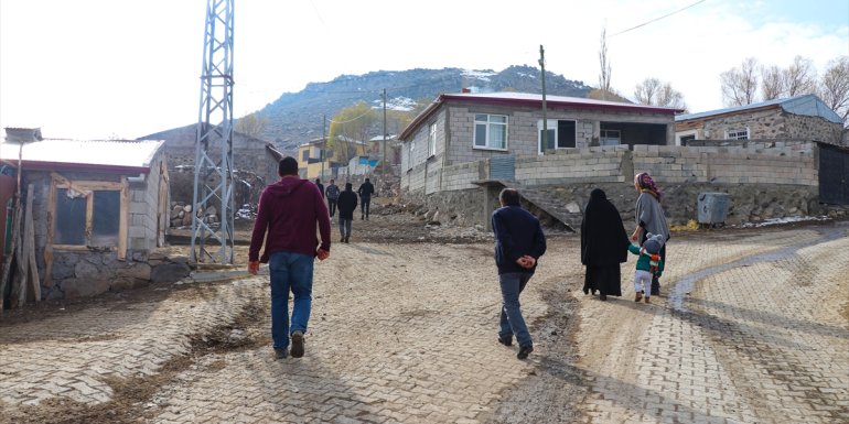 Cep telefonu görüşmesi için dağa çıkıyorlar