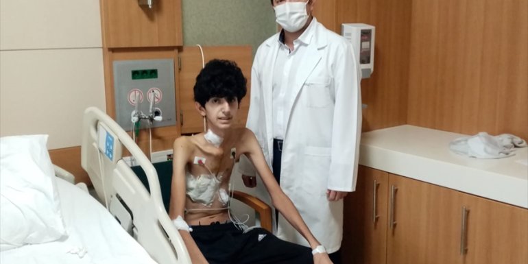 Göğüs kafesi çökük olan Iraklı Ahmed, şifayı İstanbul'da buldu