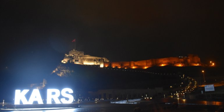 Kars Kalesi kadına yönelik şiddete dikkati çekmek için turuncu ışıklarla aydınlatıldı