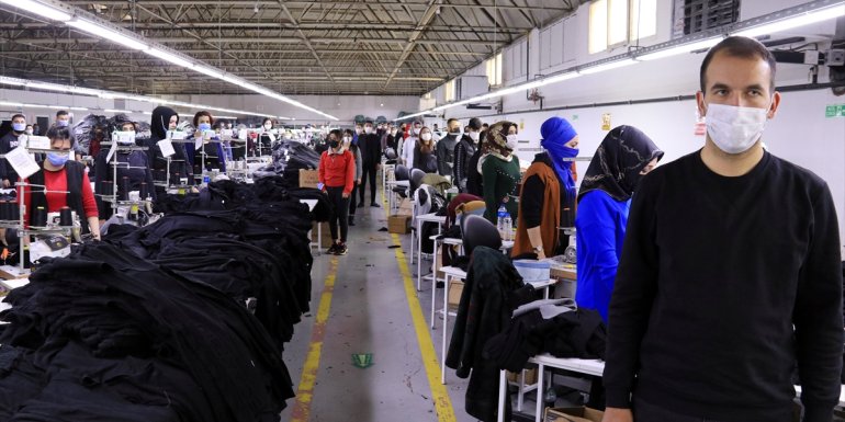 Kars'ta saat 09.05'te makineleri kapatan tekstil çalışanları Atatürk'ü andı