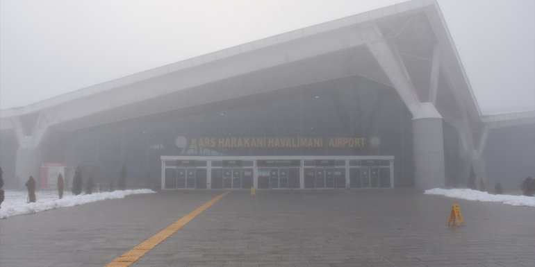 Kars'ta sis uçak seferlerini aksattı