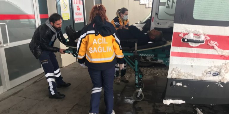 Kars'ta cenazeden dönen köy minibüsünün devrilmesi sonucu 18 kişi yaralandı