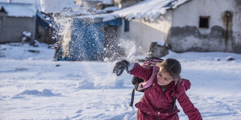 Kars'ta çocuklar kar topu oynayıp kızakla kayarak eğlendi