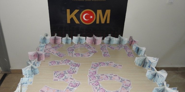 Kars'ta polisler, 211 bin 600 lira sahte parayla yakaladığı 3 kişiyi gözaltına aldı