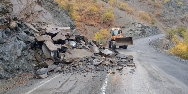 Kaya parçalarının düştüğü Tunceli-Ovacık kara yolu ulaşıma açıldı 1