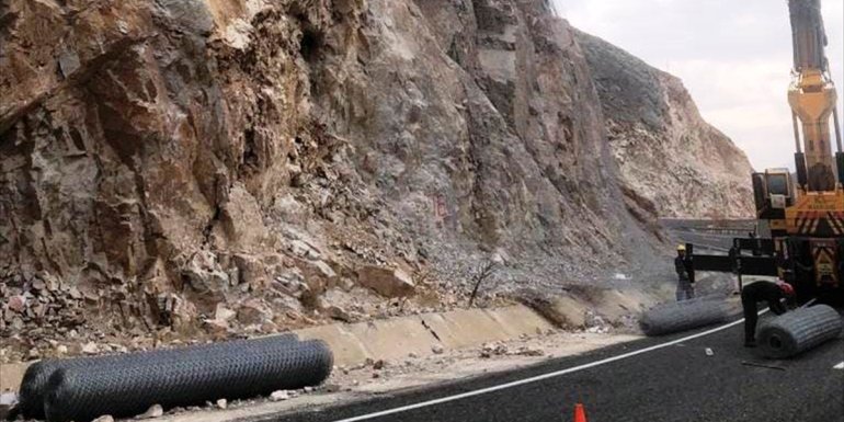 Keban'da kara yoluna tel örgü çekiliyor