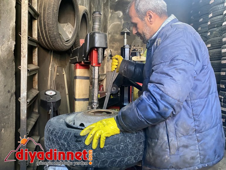 Kış mevsiminin yaklaşmasıyla lastikçilerde yoğun mesai başladı1