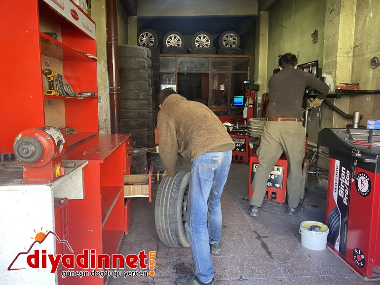 Kış mevsiminin yaklaşmasıyla lastikçilerde yoğun mesai başladı3
