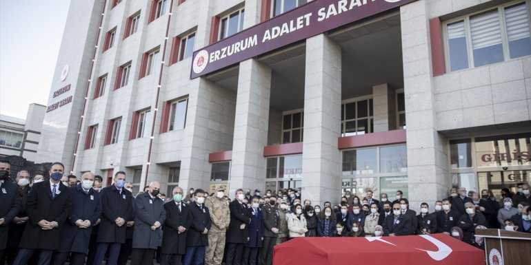 Kovid-19'a yenik düşen Mahkeme Başkanı'na Erzurum Adliyesinde hüzünlü veda