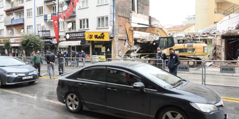 Malatya'da çöken binanın bulunduğu cadde trafiğe açıldı