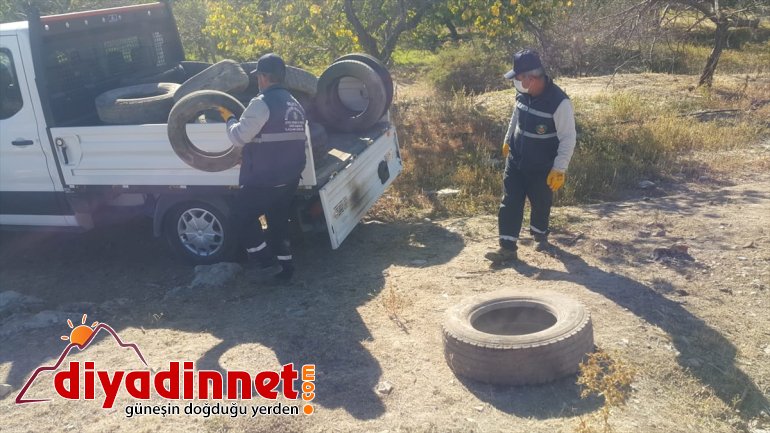 Malatya'da belediye ekipleri çevreye atılan araç lastiklerini topladı