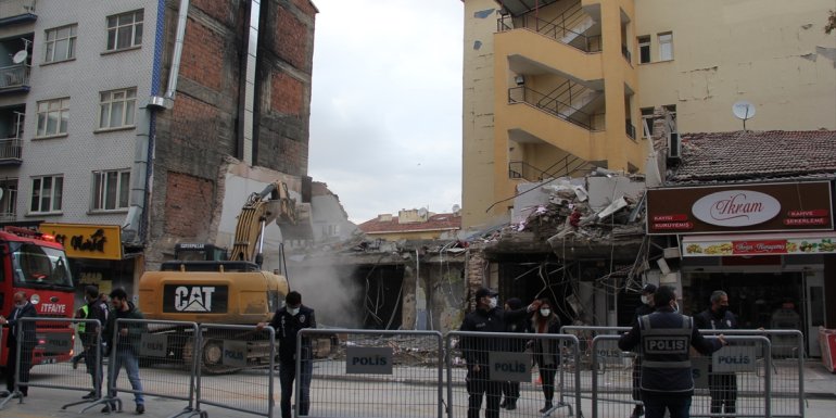 Malatya'da çöken binanın kalan enkazını kaldırma çalışmalarına başlandı