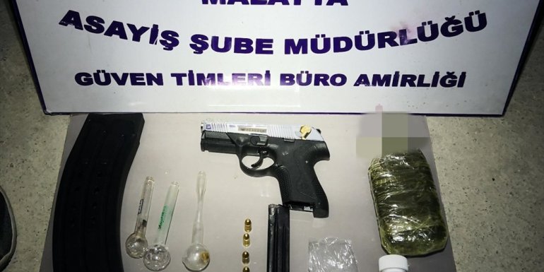 Malatya'da şüphe üzerine durdurulan otomobilde patlayıcı, silah ve uyuşturucu bulundu