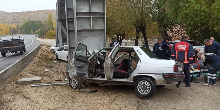 Yaya üst geçidine çarpan otomobildeki kadın hayatını kaybetti
