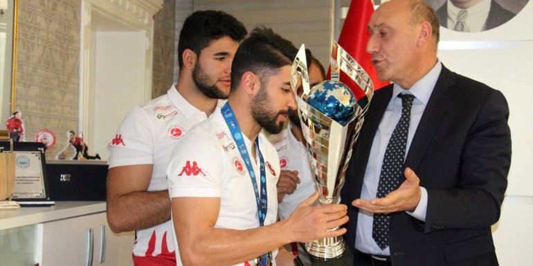 Milli kick boksçular Erzurum GSİM Müdürü Öztürk'ü ziyaret etti