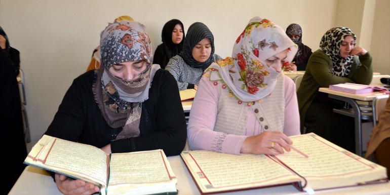 Hasköy'de açılan Kur'an kursuna kadınlar ilgi gösteriyor