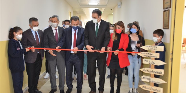 Öğretmen kardeşler Muş'ta annelerinin adına kütüphane kurdu