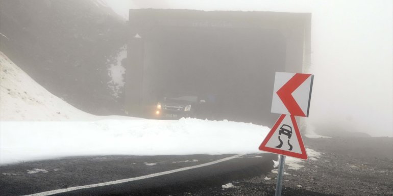 Muş'ta kardan kapanan grup köy yolu 3 saat süren çalışmayla açıldı