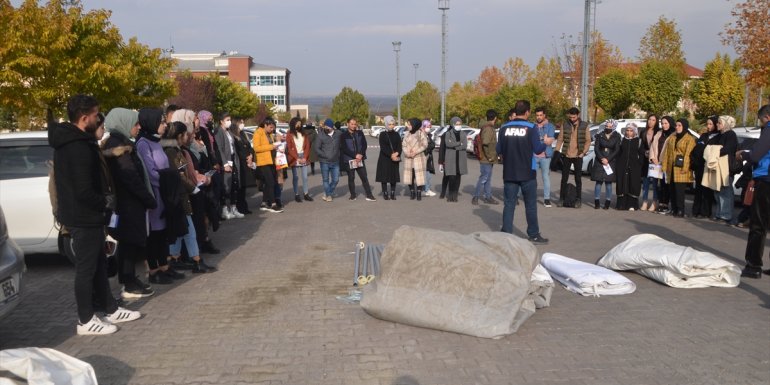 Muş'ta üniversite öğrencilerine çadır kurulumu eğitimi verildi