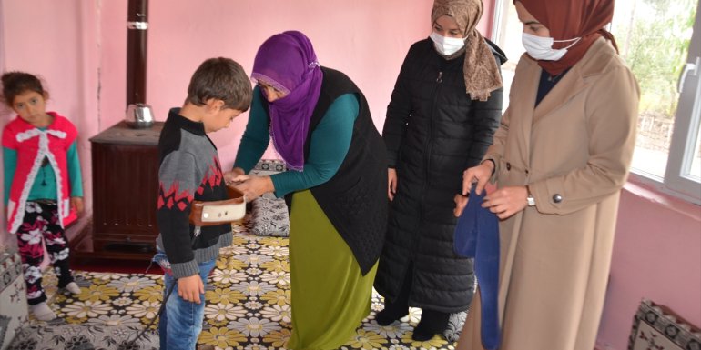 Muş'ta yürümekte güçlük çeken çocuğa protez ayakkabı desteği