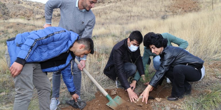 Oltu'da üniversite öğrencileri fidanları toprakla buluşturdu