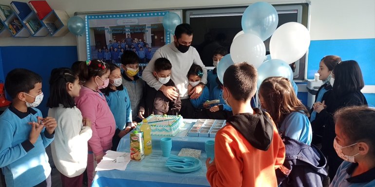 Tatvan'da öğrencilerden öğretmenlerine sürpriz kutlama