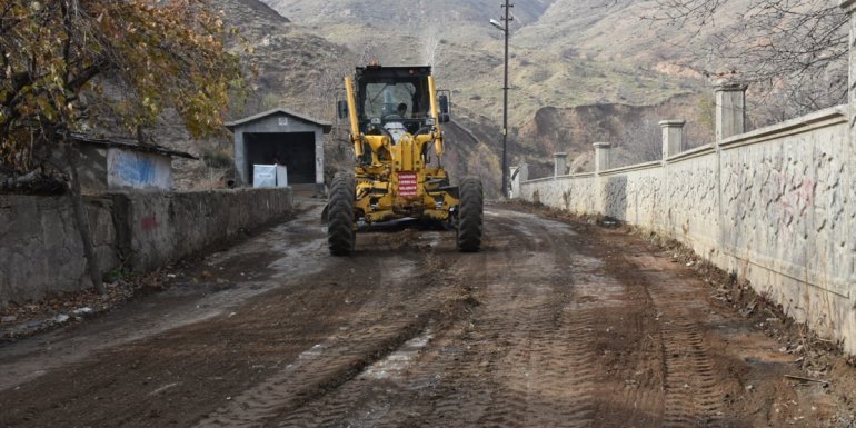 Tatvan'da yol yenileme çalışmaları