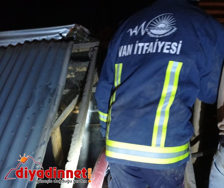 Van'da ahır çatısında çıkan yangın kontrol altına alındı