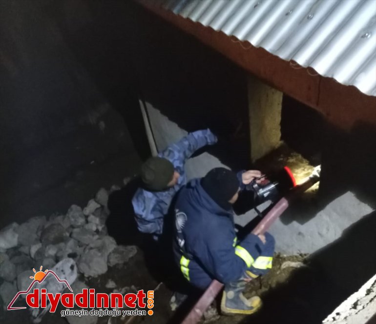 alındı VAN çatısında altına - kontrol çıkan yangın Ahır 2