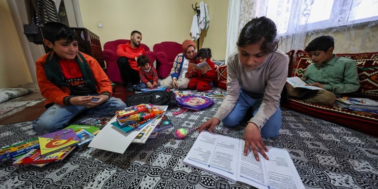 "Boş tuval"le destek bulan İrem, büyük mutluluk yaşıyor